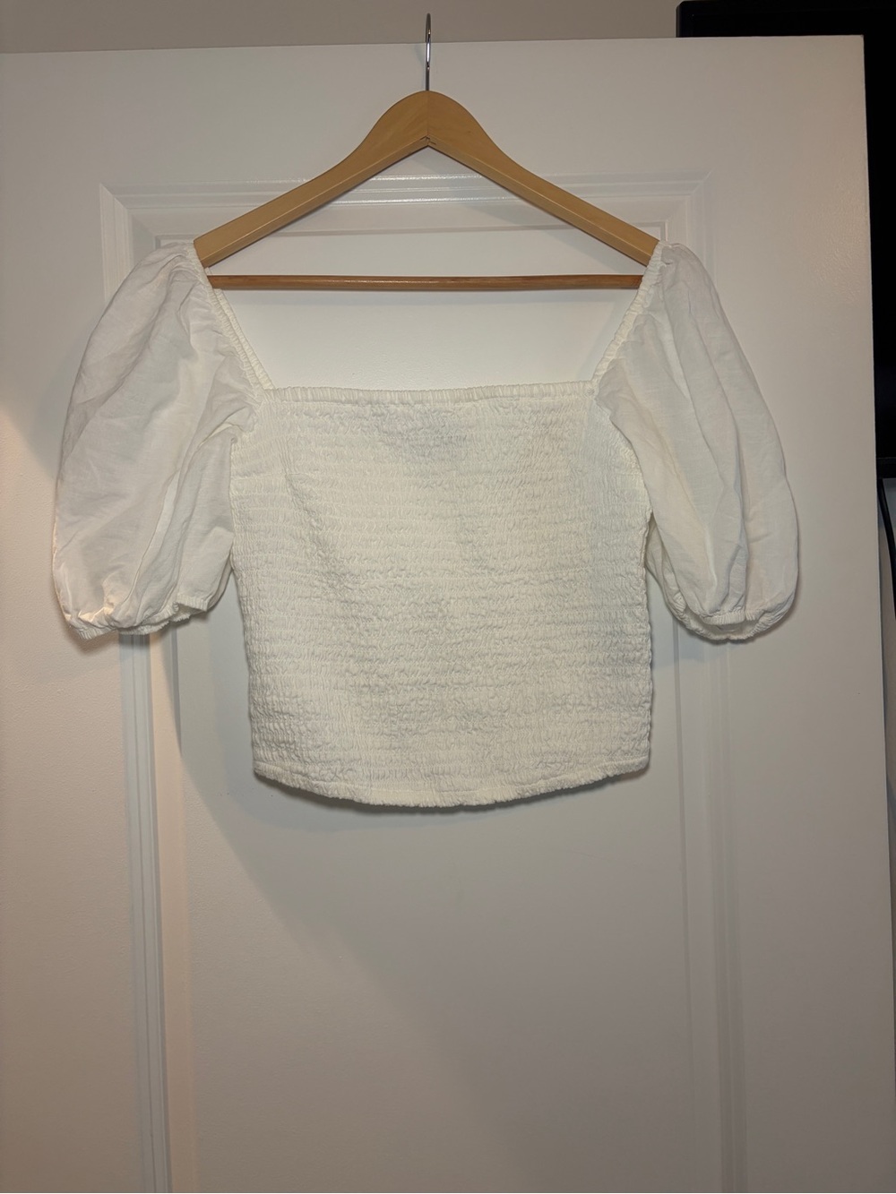 Abercrombie & Fitch | White Fully Smocked Square-Neck Puff Sleeve Summer Top - Picture 2 of 6